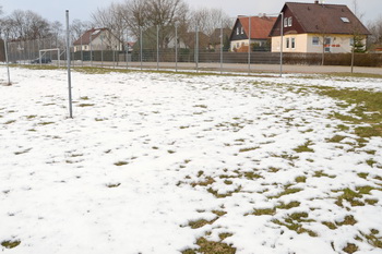Sportplatz mit Schnee