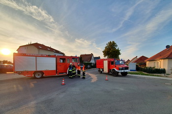 Feuerwehr Elbenau beseitigt ausgelaufenes Öl