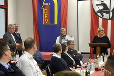 Sportverein und Bürger- und Kulturverein gratulieren bei der Festveranstaltung zum Feuerwehrjubiläum