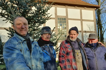 Aufstellung Weihnachtsbaum in Elbenau