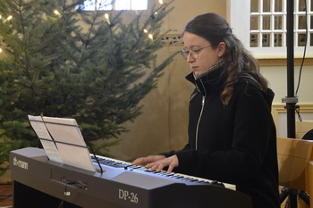 Krippenspiel in Elbenau, Sabine Seering am Klavier