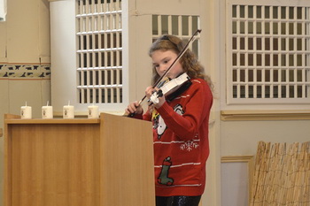 Krippenspiel in Elbenau, Maja Dannenberg mit Geige