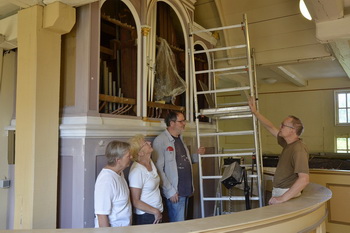 Restaurator Eckard Lemke erklärt Details der Restaurierung