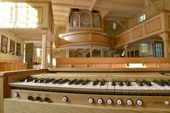 Foto der Tastatur der neuen Orgel in der Elbenauer Kirche, mit Blick auf die alte Orgel