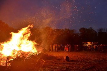 Elbenauer Osterfeuer brennt am Abend