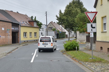 Neue Vorfahrt in der Randauer Straße