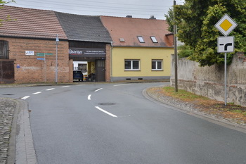 Neue Vorfahrt - aus Richtung Magdeburg ist jetzt Hauptstraße