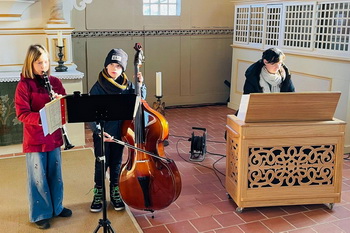 Probe für das Adventskonzert, mit Orgel, Klarinette und Bass
