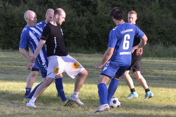 Fu&szlig;baller beim Zweikampf
