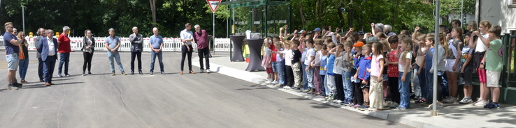 Kinder der Waldschule bei der Einweihung der Buswendeschleife