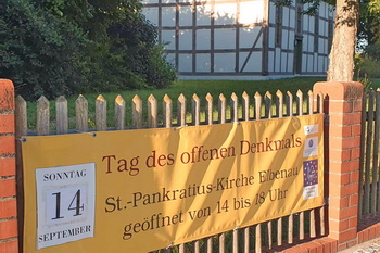 Banner zum Tag des offenen Denkmals an der Kirche
