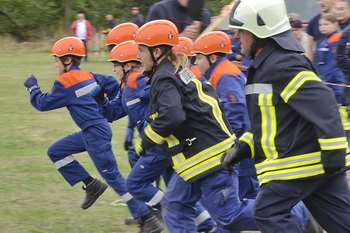 Die Feuerwehrleute laufen zum Wettkampf