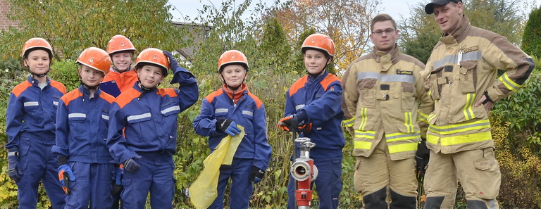 Mitglieder der Jugendfeuerwehr bei der Hydrantenkontrolle